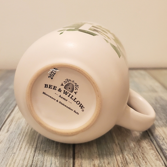 Bee & Willow monogrammed B mug 20274 - Picture 2 of 2